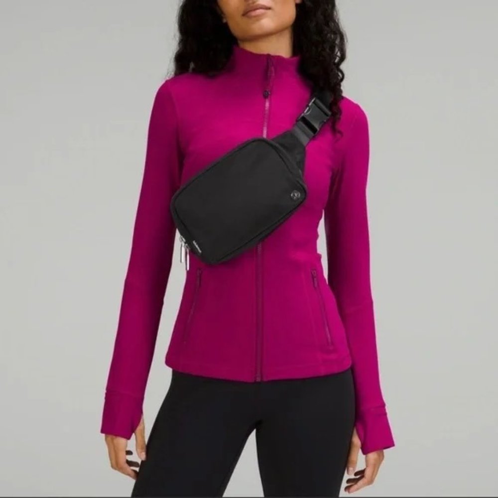 NWT Lululemon Large Everywhere Belt Bag - Black (2L) - Picture 4 of 4